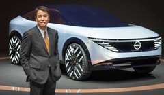 Giám đốc điều hành Nissan Makoto Uchida với mẫu xe điện ý tưởng Chill-Out. Ảnh Nissan