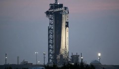 Tên lửa Falcon 9 của SpaceX với Tàu vũ trụ Crew Dragon trước thời điểm phóng. Ảnh CNBC