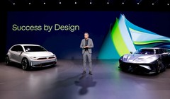  Giám đốc điều hành Volkswagen Oliver Blume giới thiệu các nguyên mẫu ý tưởng xe điện của công ty. Ảnh Electrek