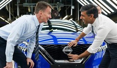 Thủ tướng Anh Rishi Sunak và Bộ trưởng Bộ Tài chính Jeremy Hunt gắn huy hiệu Nissan vào một chiếc ô tô khi đến thăm nhà máy của Nissan ở Sunderland, Anh. Ảnh AP