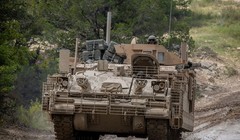 Một chiếc AMPV thuộc Sư đoàn kỵ binh số 1 thử nghiệm thực địa tại Fort Hood, Texas, tháng 9/2018. Lái xe ngồi ở bên trái, tương tự như M2 Bradley. Ảnh Popular Mechanics