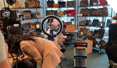 Một người đang chuẩn bị cho quá trình livestream bán hàng (ảnh: CNBC)