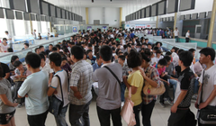 Những công nhân nộp đơn xin làm việc theo ca tại nhà máy Foxconn ở Hà Nam (Ảnh: Dickson Lee)