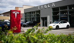 Nhiều mẫu xe đang đỗ tại một đại lý của Tesla (Ảnh: CNBC)