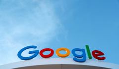 Logo Google tại CES 2024 (Ảnh: Reuters)