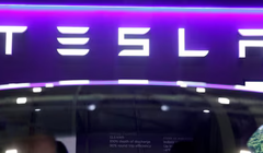 Logo của Tesla được trưng bày tại triển lãm Everything Electric tại trung tâm triển lãm và hội nghị quốc tế ExCeL London (Ảnh: Reuters)