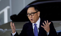 Chủ tịch Tập đoàn ô tô Toyota Akio Toyoda phát biểu tại buổi họp báo về chiến lược của công ty về xe điện chạy bằng pin tại Tokyo, Nhật Bản (Ảnh: Reuters)