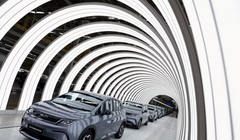 Xe điện được chụp bên trong nhà máy sản xuất xe điện đầu tiên của BYD tại Đông Nam Á (Ảnh: Reuters)