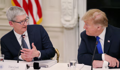 Tổng giám đốc điều hành Apple Tim Cook trò chuyện với cựu Tổng thống Hoa Kỳ Donald Trump (Ảnh: Reuters)