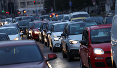 Dòng xe cộ trên một con đường gần quận Porta Nuova ở Milan, Italy (Ảnh: Reuters)