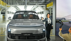 Một vị khách tạo dáng chụp ảnh với chiếc xe thứ 1 triệu của hãng sản xuất ô tô Trung Quốc Li Auto trong buổi lễ ra mắt tại Thường Châu (Ảnh: SCMP)