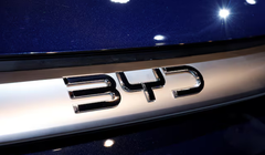 Logo của BYD trong buổi ra mắt BYD eMAX 7. Ảnh: Reuters.