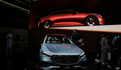 Một chiếc Mercedes Benz E300 được trưng bày tại Triển lãm ô tô quốc tế Bắc Kinh. Ảnh: Reuters