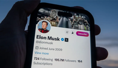 Elon Musk khen ngợi tính năng trợ thính mới của Apple. Ảnh: Business Insider.