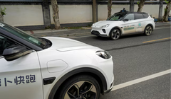 Một chiếc xe không người lái của Apollo Go, dịch vụ taxi robot của Baidu. Ảnh: SCMP.