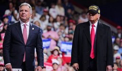 Doanh nhân Steve Witkoff đứng trên sân khấu cùng ông Donald Trump trong một cuộc vận động tranh cử tại Nhà hát ngoài trời Atrium Health ở Macon, Georgia, Mỹ. Ảnh: Reuters.