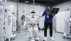 Robot hình người Walker X tại một công ty khoa học công nghệ ở Thâm Quyến. Ảnh: Xinhua.