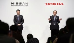 Makoto Uchida, chủ tịch kiêm giám đốc điều hành của Nissan Motor, và Toshihiro Mibe, chủ tịch kiêm giám đốc điều hành của Honda. Ảnh: Reuters.