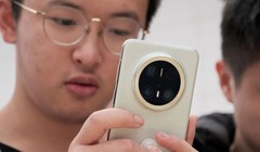 Một du khách đang xem dòng điện thoại thông minh Mate 70 mới nhất của Huawei tại một cửa hàng ở Bắc Kinh. Ảnh: Reuters.