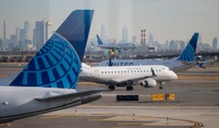 Máy bay của United Airlines chuẩn bị cất cánh tại Sân bay quốc tế Newark Liberty. Ảnh: Reuters.