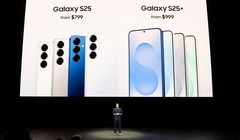 Drew Blackard, Phó chủ tịch quản lý sản phẩm, công bố những chiếc điện thoại Samsung Galaxy mới nhất. Ảnh: Reuters.