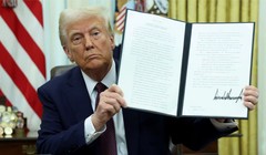 Tổng thống Mỹ Donald Trump cầm một sắc lệnh hành pháp đã ký về tiền điện tử. Ảnh: Reuters.