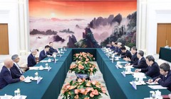 Phó thủ tướng Trung Quốc He Lifeng (bên phải) trong cuộc thảo luận với CEO Nvidia Jensen Huang tại Bắc Kinh ngày 17 tháng 4 năm 2025. Ảnh: SCMP.