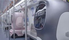 Robot giao hàng xuất hiện trên tàu điện ngầm tại Thâm Quyến. Ảnh: SCMP.