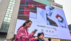 Một biển quảng cáo giới thiệu điện thoại thông minh Huawei Pura X Classic Edition tại Trùng Khánh, Trung Quốc. Ảnh: SCMP.