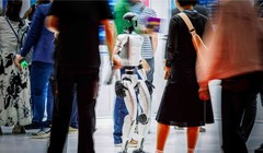 Khách tham quan tương tác với robot hình người AI của Unitree tại Hội nghị thượng đỉnh toàn cầu AI for Good của Liên minh Viễn thông Quốc tế (ITU) tại Geneva . Ảnh: SCMP.