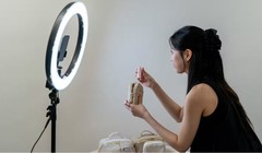 Thương hiệu thời trang A'pearl là một trong những doanh nghiệp đang thử nghiệm thương mại điện tử trực tiếp thông qua TikTok Shop. Ảnh: Nikkei Asia.