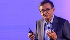 Tổng giám đốc điều hành Intel Lip-Bu Tan phát biểu tại Đài Bắc. Ảnh: Reuters.