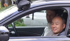 Chủ tịch kiêm Tổng giám đốc điều hành Tập đoàn SoftBank Masayoshi Son ngồi cạnh Tổng giám đốc điều hành Wayve Alex Kendall trên chiếc xe tự lái ở Tokyo. Ảnh: Nikkei Asia.