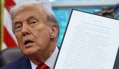 Tổng thống Donald Trump trình một sắc lệnh hành pháp đã ký về một thỏa thuận sẽ thoái vốn hoạt động của TikTok tại Mỹ khỏi chủ sở hữu. Ảnh: Reuters.