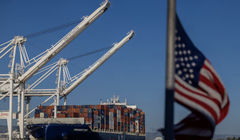 Một tàu chứa đầy hàng hoá xuất nhập khẩu tại cảng Oakland, California, Mỹ. Ảnh: Reuters.