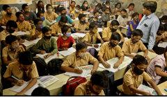 Học sinh tại một trường học ở Mumbai. Ảnh: Nikkei Asia.