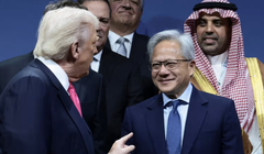 Tổng thống Mỹ Donald Trump và Giám đốc điều hành Nvidia Jensen Huang tại Diễn đàn đầu tư Mỹ-Ả Rập Xê Út ở Washington vào ngày 19 tháng 11. Ảnh: Nikkei Asia.