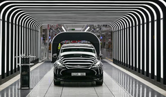 Tesla đang phải đối mặt với áp lực doanh số. Ảnh: Reuters.