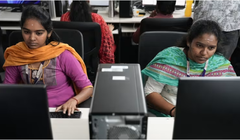 Các nhân viên làm việc tại văn phòng Objectways ở Karur, Tamil Nadu. Ảnh: Nikkei Asia.