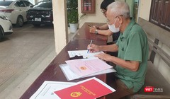 Người dân ở Hà Nội đi làm hồ sơ tách thửa đất. Ảnh: Lệ Chi