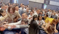 Cảnh xô đẩy, chen lấn để giành phiếu mua căn hộ tại sự kiện mở bán dự án Orchard Grand. Ảnh cắt từ video