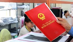 Người dân photo sổ đỏ nộp cho xã, phường