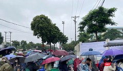 Video: Hàng nghìn người xếp hàng dưới mưa để nộp hồ sơ mua nhà ở xã hội tại Hà Nội