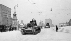 Từ Quảng trường Đỏ, Hồng quân Liên Xô đi thẳng ra chiến trường (Ảnh: AiF)