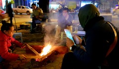 Nhóm lửa là một cách để các tiểu thưởng kinh doanh trên vỉa hè sưởi ấm. 