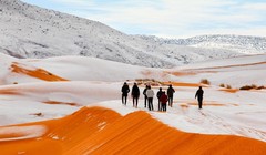Năm 2016, cư dân bản địa đã nhìn thấy tuyết rơi tại sa mạc Sahara. Nguồn: RT