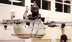 Ứng dụng công nghệ chế tạo drone, anh em Mickenbecker có thể khiến chiếc bồn tắm bay cao tới gần 30 mét. Nguồn: Business Insider