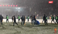 Bài tập luyện thể lực dưới tuyết vô cùng khắc nghiệt của các cầu thủ U23 Uzbekistan