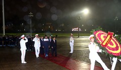 Đoàn dâng hoa, báo công tại Lăng Bác