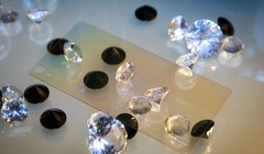 Màn hình kim cương có độ bền và độ cứng gấp nhiều lần các loại màn hình thông thường. Nguồn: CNET